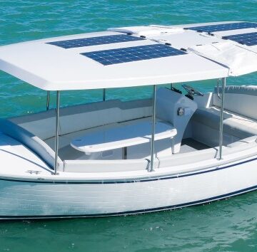 ultra-yacht electric boat at sea